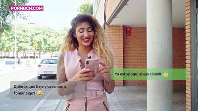 నమ్మకద్రోహమైన భార్య తన భర్త పని చేస్తున్నప్పుడు తన యువ ప్రేమికుడిని తీవ్రంగా ఇబ్బంది పెట్టబోతుంది. టిట్స్ మరియు పెద్ద గాడిదతో లాటినా. వీనస్ ఆఫ్రొడైట్.